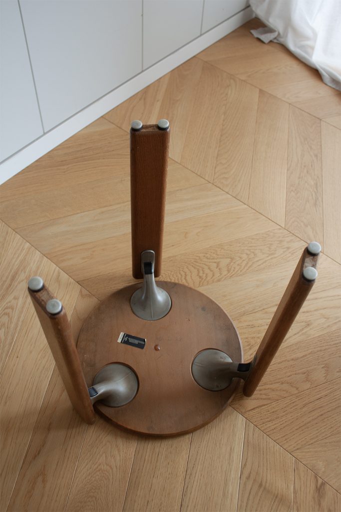 3-legged-dark-wood-bruno-Rey-stool_0006_IMG_8304.CR2_.jpg