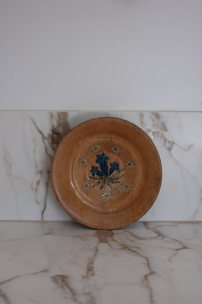 wooden plate small swiss_0005_swiss primitive made farmer plate made from wood with flower detail_0005_IMG_5054.CR2.jpg