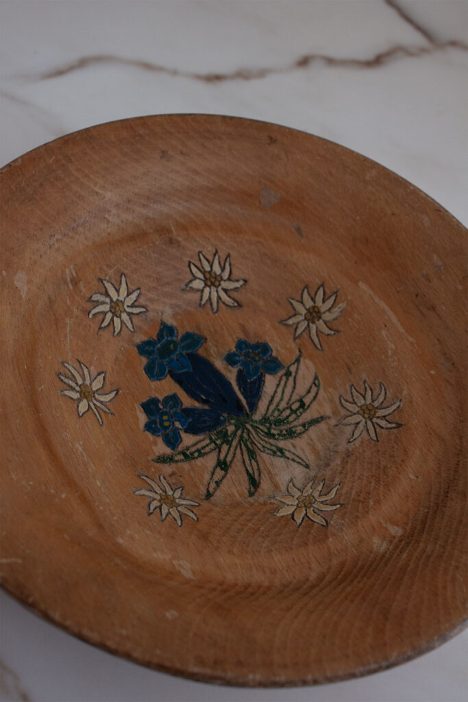 wooden plate small swiss_0006_swiss primitive made farmer plate made from wood with flower detail_0006_IMG_5056.CR2.jpg
