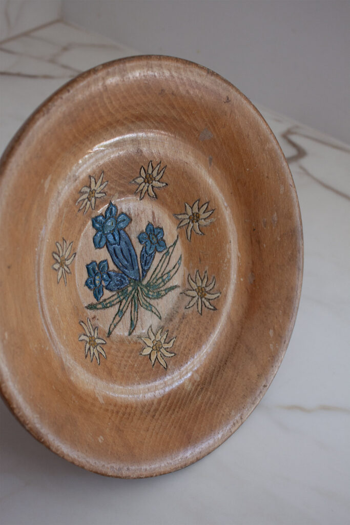 wooden plate small swiss_0007_swiss primitive made farmer plate made from wood with flower detail_0007_IMG_5058.CR2.jpg